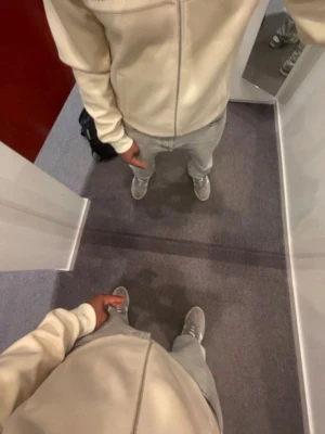Beige jacka från Les Deux med dragkedja - Stilren beige jacka från Les Deux med rak passform och diskret logga på bröstet. Jackan har dragkedja framtill och två fickor. Perfekt för dig som gillar minimalistisk design och neutrala färger.
