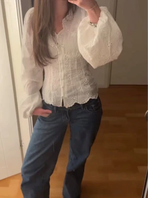 Helt ny blus från Gina  - Säljer denna eftertraktade blusen då jag vill ha en annan färg!🤍 helt ny med lapp på. Har både storlek M och S