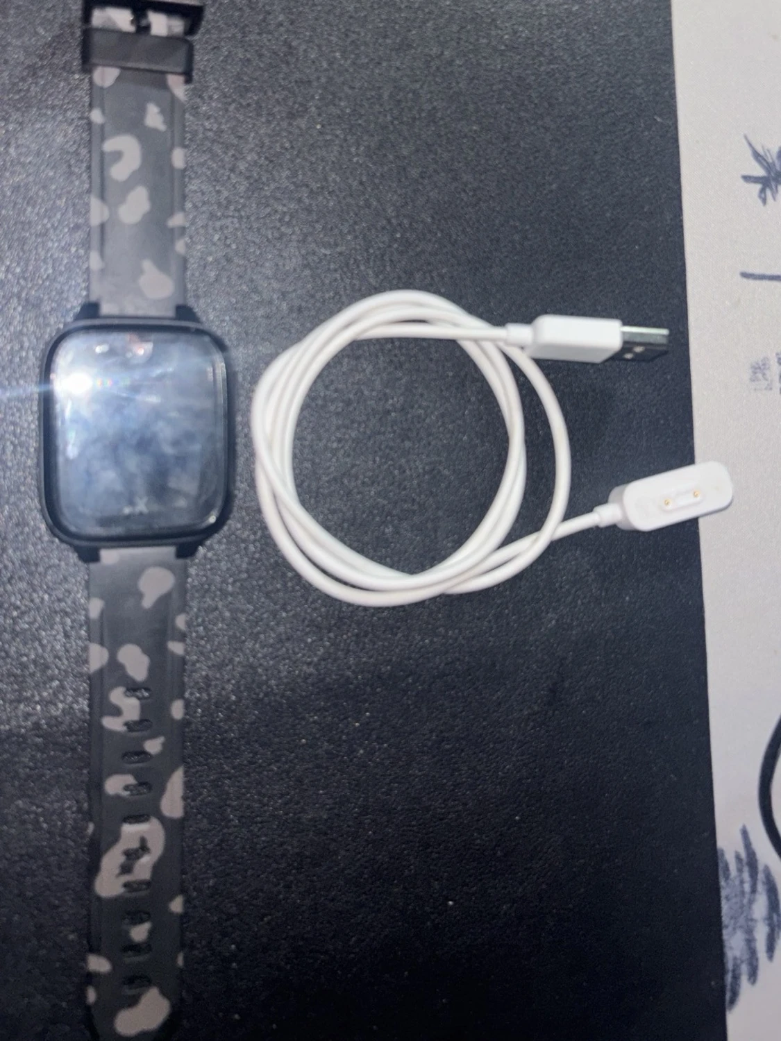 Svart smartklocka med camo-armband - 2