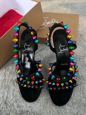 Louboutins - Spikita 100 sandals från Christian Louboutin. Använda en enstaka gång, säljer på grund av att de tyvärr är för stora för mig. Stl 36.5. Skriv för mer bilder! Har kvitto, dustbags och kartong kvar.   I övrigt förvånansvärt bekväma skor, supercoola! ❤️