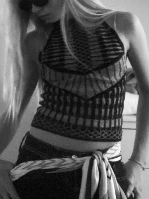 Svart mönstrad halterneck linnetopp - Trendig svart, silvrig linnetopp med halterneck. Toppen är ärmlös och croppad, perfekt för att styla med höga jeans eller kjol. Pris går att diskutera!