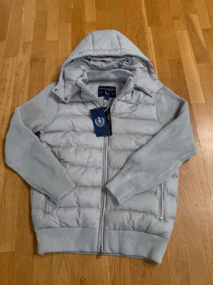 Marcél Classic Hybridjacka – Grå | Avtagbar Luva | Ny Med Prislapp - New with tags — Marcél Classic in elegant grey with quilted puffer body and knit sleeves.