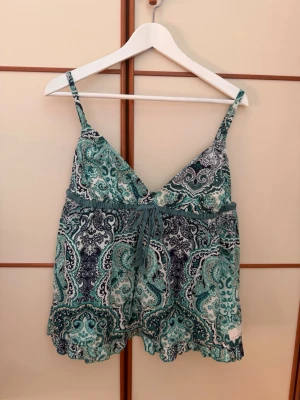 Odd Molly linne - Vintage Odd Molly linne med justerbara axelband i storlek 4, vilket mer eller mindre motsvarar storlek M/L. På de tre sista bilderna kan man se bysten som har sytts om i syfte att göra den lite mindre. Det är ett bra syjobb och inget som är slarvigt gjort eller kommer att störa. För övrigt är den i otroligt fint skick💓