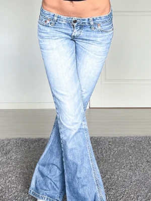 Levis - Midjemått: 38cm rakt över, innerbenslängd: 78cm 💗