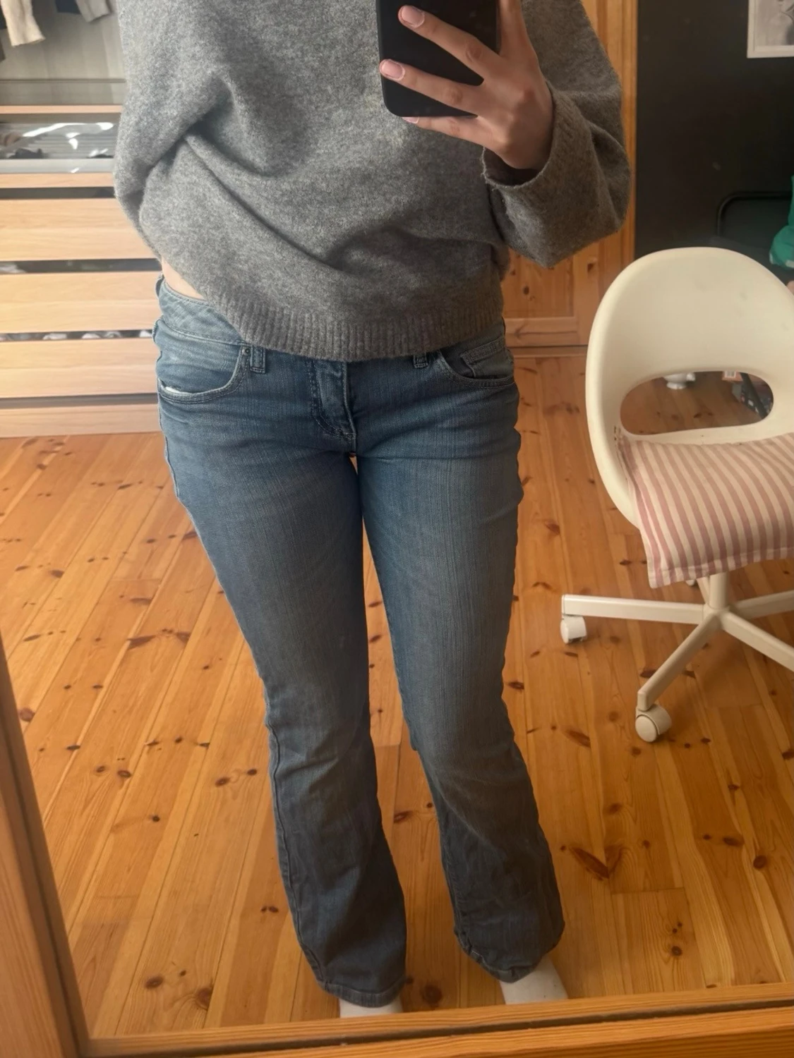 Blå bootcut jeans med nitar