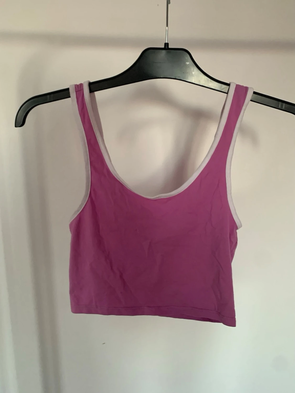 Ljuslila croppad linnetopp Monki