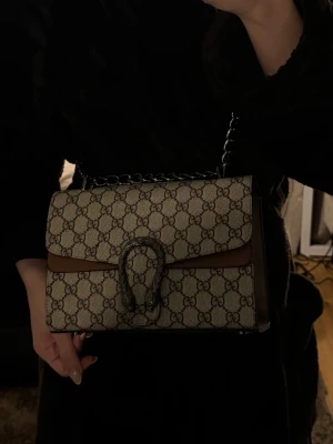 Handväska/axelväska - Säljer en beige handväska aldrig använd 