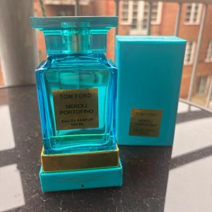 Tom Ford Neroli Portofino EdP 100 ml - Hej! Jag säljer nu min Tom Ford Neroli Portofino EdP 100ml till ett väldigt bra pris då jag ej använder den ☺️💕Det är 95% kvar av parfymen och jag säljer den då jag behöver pengarna 😊 Den är såklart äkta och kvitto ingår 🧾 