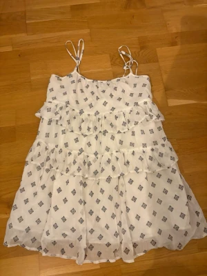 Klänning - Fin klänning perfekt till våren och sommaren. Använt fåtal gånger🩷