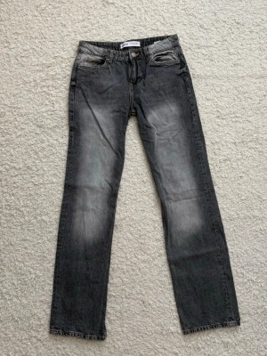 Gråa Bershka jeans – nyskick, storlek 36 🌟  - Snygga gråa jeans från Bershka i modern, lätt urtvättad look. Endast använda en gång – i princip som nya! 👖 Perfekt passform med rak/leicht smal modell som funkar både till vardag och lite mer uppklätt. 	•	Storlek: 36 	•	Färg: Grå med snygga slitningar/fade-effekt 	•	Skick: Nästan oanvända 	•	Bekväma och stilrena – passar till allt!  Säljes då de tyvärr inte kommer till användning. Först till kvarn gäller! ✨