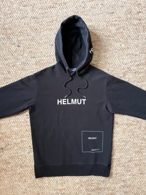 Helmut Lang hoodie  - Säljer denna riktigt feta Helmut Lang hoodien👍. Nypriset för denna ligger runt 3000 kr🤝. Storlek Xs, skick: 9,5/10🌟. Hör gärna av er för mer information eller vid frågor👍