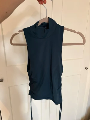 Tajt mörkblå topp - Snygg sommartopp med knuten på sidorna. Jätte snygg för i sommar❤️‍🔥