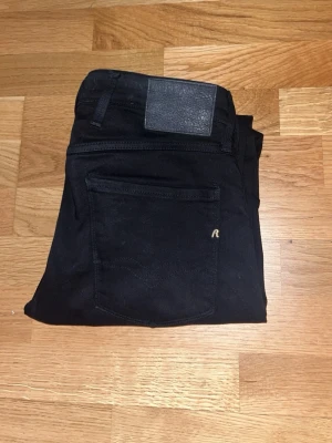 Replay Anbass - Ett par riktigt schyssta Replay jeans i färgen svart. Dessa är i storlek 32/32 och är slimfit. Passar dig som vill ha ett par stiliga jeans att bära. Pris gör sjävklart att diskutera så de är bara att höra av sig om det är något, ställ jätte gärna frågor också om det är nått ni undrar över😁