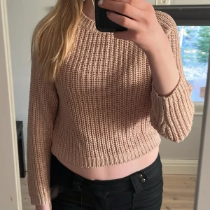 Ljusrosa stickad tröja - Säljder denna ljusrosa stickade tröjan ifrån Divided i storlek xs💕Bra skick.