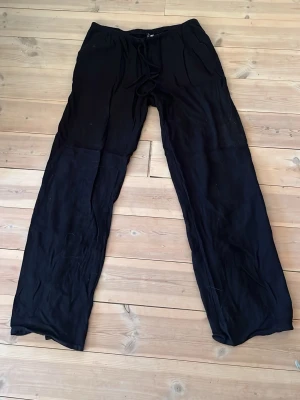 Svarta linnebyxor låg midja - Säljer dessa skönt svarta linnebyxor med lågmidja från Divided i storlek S💕Gränsfall till att vara för korta för mig som är 170 cm. 