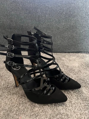 Svarta klackar  - Ett par assnygga svarta klackar i strl 38. Väldigt bekväma och jätte fina. Använda bara 1 gång, säljs pågrund av att de inte kmr till användning! 