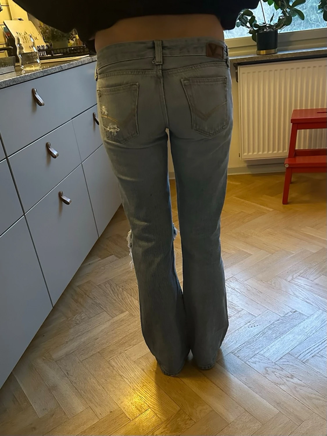 Ljusblå slitna bootcut jeans - 1