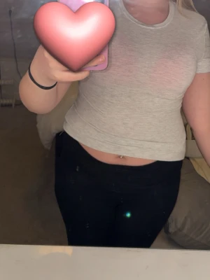 Jätte fin grå t-shirt från new Yorker  - Super gullig t-shirt från New Yorker inte använt så mycket bara några enstaka gånger orginal pris är 140kr ungefär och ny är 50kr storlek är M