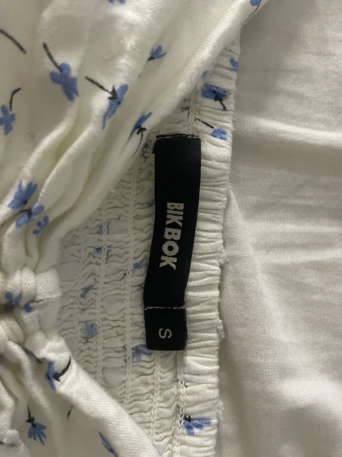 Vit blommig topp från Bik Bok - 1