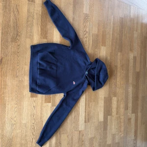 Mörkblå ull hoodie från Replay - Säljer en mörkblå ull hoodie från Replay. Tröjan är i väldigt bra skick och använd ett fåtal gånger! Kontakta för fler frågor.