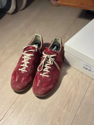 Maison margiela gats  - Hej! Nu finns dessa Maison margiela gats i denna fina röda färgen till salu! Dem är i prima skick utan några defekter. OBS dem är INTE äkta men i den bästa mm gat batchen för denna färgen:) storlek 44