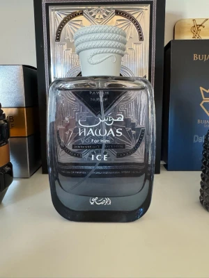Hawas Ice For Him parfym - Hawas Ice For Him är en herrparfym från Rasasi med en elegant, fyrkantig glasflaska i gråtonat transparent material. Flaskan har ett dekorativt, ljusgrått lock med repdetaljer och stilren text i vitt. Doften är modern och maskulin. har även kvittot 