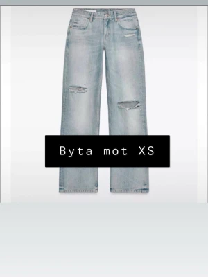Ljusblåa loose fit jeans med slitningar - Ursnygga Zara jeans med hål i storlek XXS som jag gärna skulle vilja byta mot ett par XS. Skriv om ni säljer eller vill byta era mot min🩷🩷