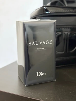 Dior Sauvage Parfum 60ml – Äkta – Öppnad – Med originalbox + necessär -  Dior Sauvage Parfum 60ml säljes. Fick den som present – öppnad men sparsamt använd.  Kommer med: 	•	Originalparfym (60ml) 	•	Originalkartong 	•	Dior necessär/väska (ingick i set)  Allt på bilder ingår.  Doften är en av de mest populära herrparfymerna – stark, fräsch och håller länge.  Säljs då den inte används längre.  För dig som vill ha en premiumparfym till bättre pris än butik.  Skickas snabbt och packas säkert som alltid.  Ser du annonsen = den finns kvar. Först till kvarn. 