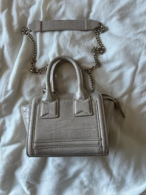 Beige Zara handväska - Snygg beige mindre handväska från Zara 
