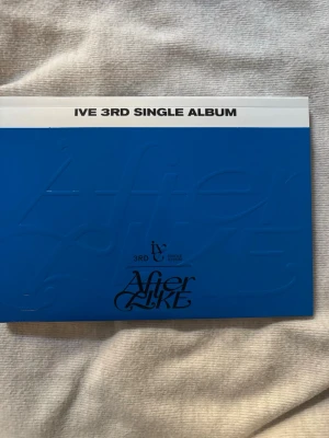 IVE 3rd Single Album After Like - Säljer IVE:s tredje single album 'After Like' med blå och vit design. Innehåller CD, fotobok och tracklist. Perfekt för dig som samlar på K-pop eller gillar snygga album med exklusivt innehåll.