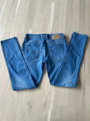 Blå jeans från Diesel - Snygga blå jeans från Diesel med klassisk femficksdesign och läderpatch bak i midjan. Jeansen har en perfekt passform och är tillverkade i mjukt denimtyg som ger en bekväm känsla. Perfekta till en avslappnad streetstyle-look.