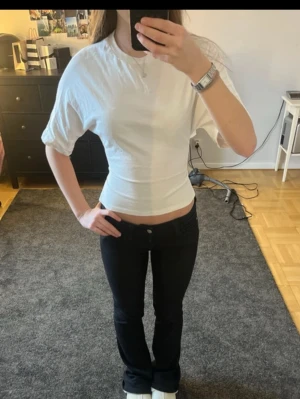 Nelly knyttopp - Vit populär knyttröja ifrån Nelly! Aldrig använd men ryckte bort lappen för snabbt, dock lite skrynklig bara pga att jag har tvättat den nu för att sälja. Strl XS men passar S, jag är 165. Nypris 249kr