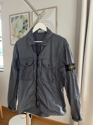 Stone Island Overshirt  - Stone Island Overshirt. Skick: 9/10. Inga defekter. Passar dig som är cirka 180cm och väger runt 70kg. OBS! ej Orginal!!