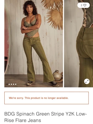 BDG gröna low-rise flare jeans - Säljer ett par gröna low-rise jeans från BDG med subtila ränder och utsvängda ben. Jeansen har klassisk femficksdesign, låg midja och en cool Y2K-vibe. Perfekta för dig som gillar retrostil och vill sticka ut med färg och form. Storlek W25 L32