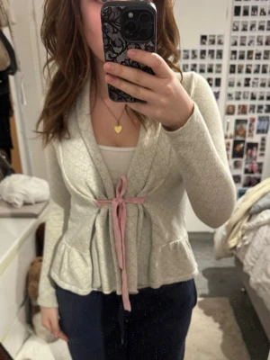 Ljusgrå kofta  - Säljer en supersöt ljusgrå kofta från odd molly. Koftan är i storlek 0, men passar mig som har xs/s!💕