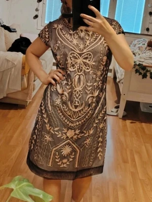 Rosa/svart vintage klänning från Spain🇪🇦❤️🔥  - Super kaunis, uniikki löytö😍🩷 Aitoa vintagea. Pieniä langankulumia kuvioissa muutamassa kohtaa, mutta ei juuri huomaakaan/vaikuta yleisilmeeseen🩷👋🏻 Vetoketju sivussa👍🏻 S-L.  Myynnissä myös muuta samankaltaista! Unik och elegant look💎 