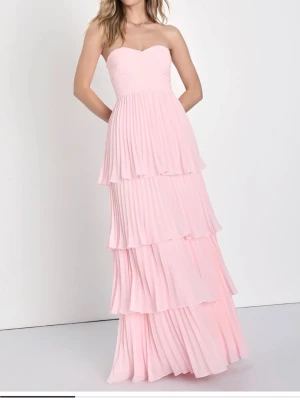 Ljusrosa axelbandslös långklänning - Superfin rosa maxiklänning från Lulu’s, storlek M men passar S/M. Klänningen är oanvänd och har lappar kvar, skriv vid funderingar⭐️