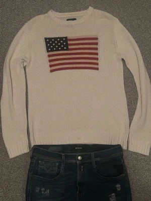 Vit stickad tröja med USA-flagga - Stilren och väldigt trendig vit/creme färgad stickad usa tröja i storlek M! Inga defekter finns på tröjan💯 Skriv vid funderingar!🔥