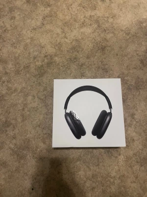  AirPods Max  Ny - Säljer mina AirPods Max i bra skick. Endast använda 1 gång, annars legat oanvända.  🎧 Väldigt bra ljud 🎧 Aktiv brusreducering 🎧 Stabil anslutning till Apple-enheter 🎧 Bekväma att använda länge  ⸻  📦 Skick: • Fint begagnat skick • Allt fungerar som det ska • Inga större skador  ⸻  📌 Info: • Serienummer finns • Inget kvitto • Säljes i befintligt skick  ⸻  💰 Pris: 2500 kr (eller bud)  📩 Skickas snabbt eller hämtas 