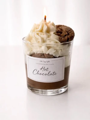 Doftljus Hot Chocolate i glas - Unikt doftljus i glas som ser ut som varm choklad med vispad grädde och en chokladkaka på toppen. Ljusets färger är brun och vit, och etiketten har elegant text. Perfekt för dig som älskar chokladdoft och snygga detaljer i rummet.