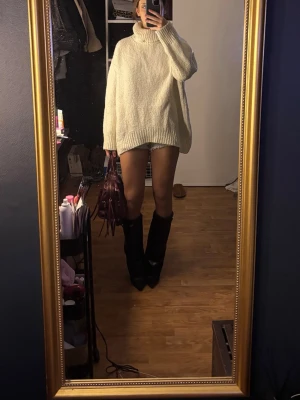 Oversized vit stickad polotröja från mango  - Säljer en oversized stickad polotröja i mjuk, vit ullmix. Tröjan har lång ärm, hög polokrage. Kan både klä upp och ner den.