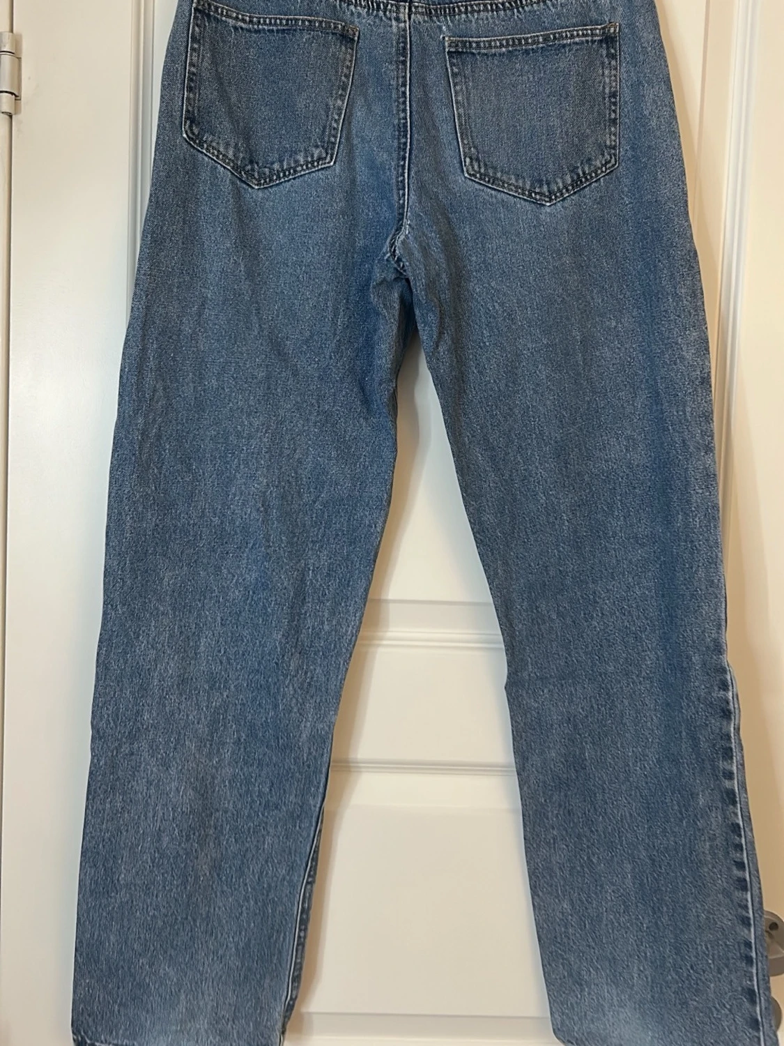 Blå raka jeans med rå kant - 1