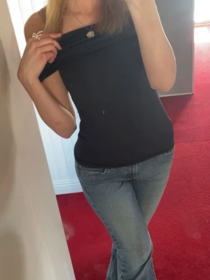 Jättesnygg offshoulder topp - Jättesnygg offshoulder festopp i storlek xxs men passar både xs och s skulle jag säga då de är dem storlekarna jag brukar ha. Säljer då den tyvärr int ekonomer till användning längre 💓