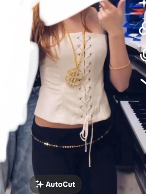 fin korsettopp - en typ vit beige korsett topp från zara! superfin men kommer inte till användning❣️❣️ skriv för frågor!