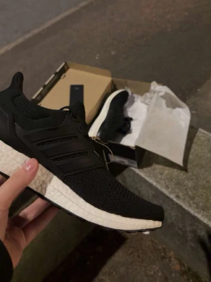 Svarta Adidas Ultraboost sneakers - Ett par helt nya oanvända ultra boost. Säljer pågrund av att de ej passade.
