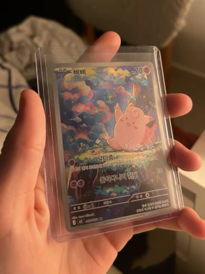 Pokémonkort Clefairy på koreanska - Pokémonkort med Clefairy tryckt på koreanska. Kortet har en glansig finish och ligger i ett genomskinligt plastskydd. Perfekt för samlare som vill ha något speciellt i sin kortsamling. Väldigt bra skick på kortet