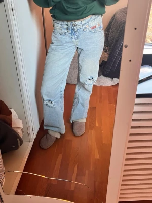 Ljusblå slitna BDG jeans - Säljer ett par ljusblå BDG jeans från urbanoutfitters med raka ben och slitningar på båda knäna. Jeansen har klassisk femficksmodell, låg midja. Perfekta för en avslappnad och trendig look. Jag har gjort slitningarna själv på knärna. Storlekslappen har jag tagit bort då de störde mig. Men de är lite stora på mig i midjan som har storlek w25, men är perfekta på längden. De är lite slitna ner till vid hälen och runt om men inget jag tänker på. Jag köpte dom för 800kr och säljer dom för 650kr