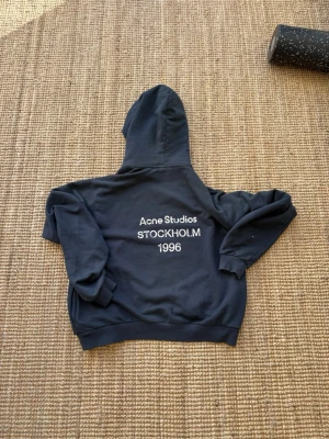 Mörk blå hoodie Acne Studios Stockholm - Riktigt snygg acne studios hoodie storlek Xl helt ny! 