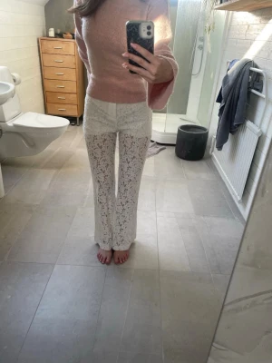 Vita spets byxor - Säljer ett par väldigt fina vita spets byxor från Gina Tricot! Jag älskar dom verkligen men dom kommer knappt till användning. Storleken är 36 men jag som har 32/34 kan också ha dom. Materialet är även stretchigt💕