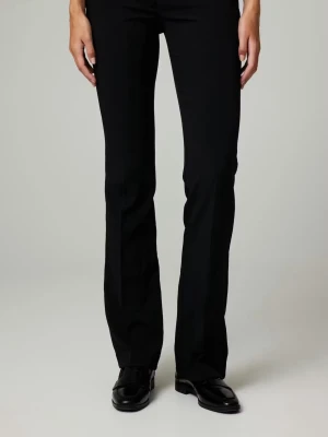 Svarta Vera kostymbyxor - Snygga svarta kostymbyxor ifrån Bik Bok med bootcut passform. Byxorna har diskreta fickor ibak. Perfekta för en clean och stilren look. Materialet är mjukt och skönt. Använd fåtal gånger, inga defekter. Nypris 499. Pris kan diskuteras.